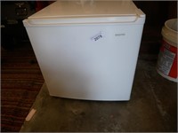 Sanyo Compact Refrigerator Model SR-173OW