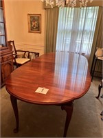Beautiful Queen Ann Dining Table with (2) Leaves