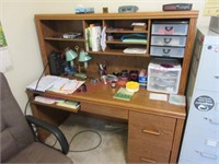 Modern computer desk (5ft wide) w/ upper shelf