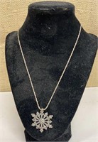 Pretty sterling snowflake pendant & chain