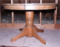Lot #4812 - Antique Oak round dining table