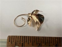 10K J in Triangle Flower Pin 2.9 DWT