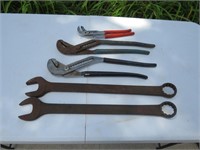 3 Channel lock plyers, 2-wrenches