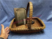 Basket w/ digital picture frame & remote