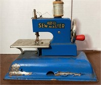 B2) Vintage KayanEE Toy Sewing Machine 1950