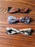 Men's clip-on bow ties.
