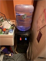 Farberware Hot/Cold Water Dispenser (7 jugs)