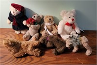 Assorted small teddy bears.