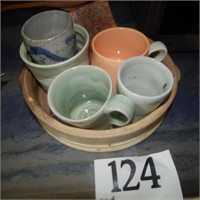 POTTERY HANDLED TRAY (SMALL CHIP) WITH 6 POTTERY