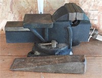 Lot #3435 - Heavy Duty bench vise and cast iron