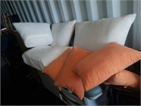One lot of pillows