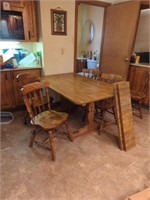 Clean kitchen table with 6 chairs 2 leaf's