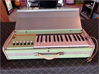 22” Portable Electric Organ (works)