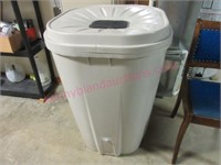 Enviro World rain barrel w/lid (basement) clean