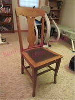 Nice antique oak T-back chair (basement)