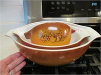 Vin. Pyrex Old Orchard Fruit brown mixing bowls
