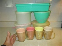 (5) Tupperware pcs w/ lids & color plastic mugs