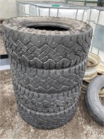 Goodyear tires: LT 285/70 R 17 (x 4)