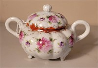 Footed sugar bowl with lid. 6½×4½x4½