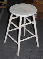 NS: ANTIQUE WHITE PAINTED STOOL - 23.5"
