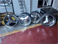 High End 24' rims with 275/257R24 tires/2 ctr caps
