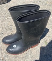 NEW RUBBER BOOTS SIZE 12