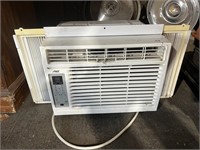 WINDOW AC UNIT TURNS ON AND WORKS