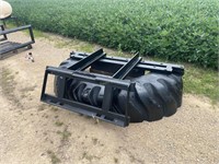 Skidsteer mount rubber tire scraper