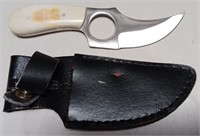 112 - HUNTING KNIFE W/ LEATHER SHEATH (B15)