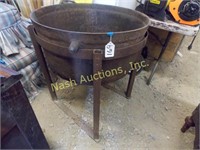 cast iron wash pot w/ staind  28" diameter