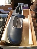 New Prodigy Navy size 9W  pr shoes