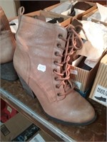Lately used ladies Brown lace-up boots 8 and 1/2