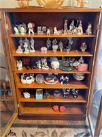CONTENTS OF WOODEN CURIO DISPLAY CABINET