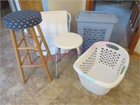 Lot: 2 stools, 2 hampers, small folding stand (kit