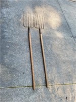 2 wood handle 5-tine pitchforks