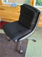 BLACK CLOTH ROLLING OFFICE CHAIR