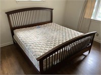 NW) Very Nice BROYHILL King Size Bed, Mattress &