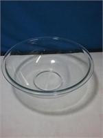 Large clear Pyrex mixing bowl looks new