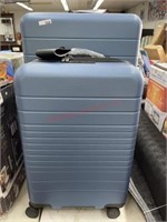 Members mark 20/25” spinner luggage with