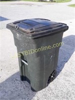 Toter Rolling Poly Yard Trash Can with Lid