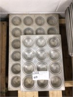 1LOT, 4 ASSORTED SIZE MUFFIN PANS, 1 LARGE AND