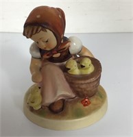 GOEBEL HUMMEL FIGURINE W. GERMANY FEEDING CHICKS