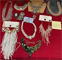 11 - MIXED LOT OF COSTUME JEWELRY NECKLACES (N25)