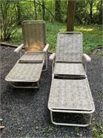 2 Folding Lounge Chairs