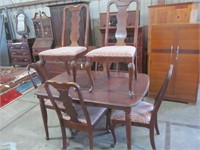 Table w. 6 chairs