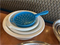 4 Plastic Bowls / Strainers