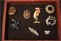 8 VINTAGE BROOCHES