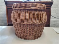 Wicker basket with lid. 19x16.