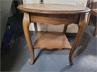 Round end table with shelf. 26x22½.