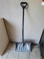Suncast steel core shovel/pusher, good condition